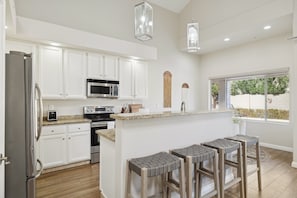 Fridge, microwave, oven, stovetop - Serene Scottsdale Retreat-NO FEE Heated Pool & Spa (Scottsdale)