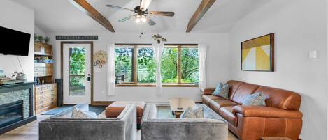 Smart-TV, peis, bøker og musikkbibliotek