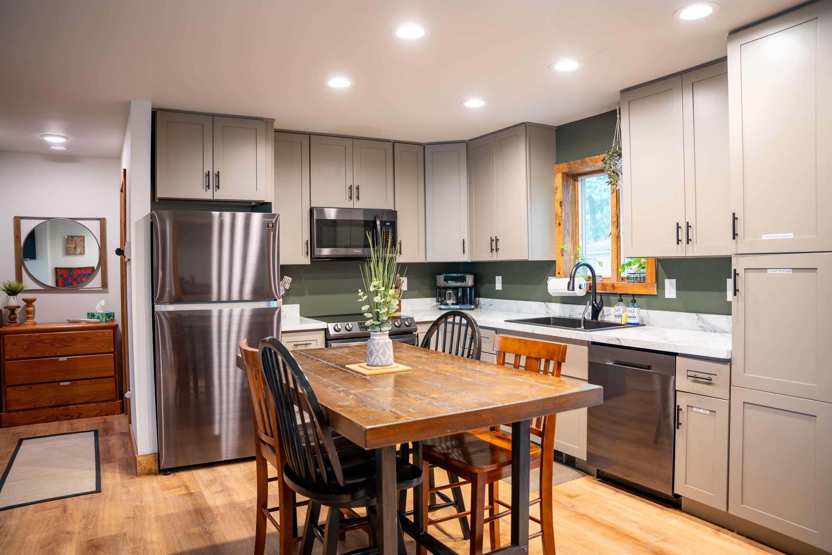 Réfrigérateur, micro-ondes, four, plaque de cuisson