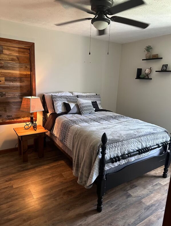 Silitysrauta/-lauta, Wi-Fi, vuodevaatteet