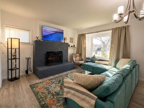Smart TV - Spacious Pet-Friendly Home in Lancaster, Private Yard, Parking & Fast WiFi (Lancaster)