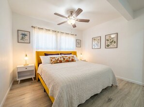 3 bedrooms, desk, iron/ironing board, free WiFi - Spacious Pet-Friendly Home in Lancaster, Private Yard, Parking & Fast WiFi (Lancaster)