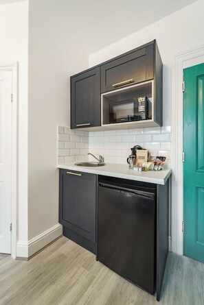 Private kitchen - The Adelphi | Super King Studio w/ Free Parking (Stratford-upon-Avon)