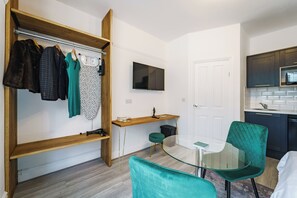 Interior - The Adelphi | Super King Studio w/ Free Parking (Stratford-upon-Avon)