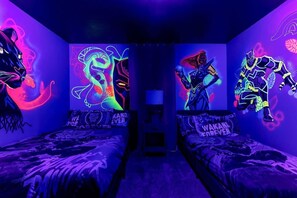 9 bedrooms, WiFi, bed sheets - 9 bedroom Villa, Themed Rooms, Game Room, Movie (Four Corners)