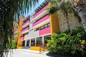 Exterior - Centro & Quiet -Modern large apartment with private terrace 7 Min walk to beach! (Playa del Carmen)