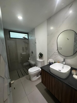 Shower, hair dryer, towels, soap - Centro & Quiet -Modern large apartment with private terrace 7 Min walk to beach! (Playa del Carmen)