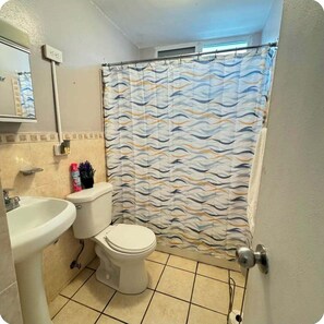 Towels, soap, toilet paper - 3BR Family Home in Salinas PR - A/C, WiFi & Private Parking (Salinas)