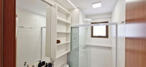 Basic Apartment | Bathroom | Shower, towels, soap, toilet paper - COGRA0104 - Graça Prime Residence (Salvador)