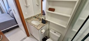 Basic Apartment | Bathroom | Shower, towels, soap, toilet paper - COGRA0104 - Graça Prime Residence (Salvador)