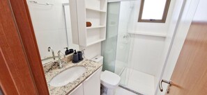 Basic Apartment | Bathroom | Shower, towels, soap, toilet paper - COGRA0104 - Graça Prime Residence (Salvador)