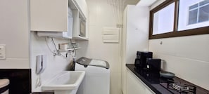 Basic Apartment | Private kitchen | Fridge, microwave, blender, cookware/dishes/utensils - COGRA0104 - Graça Prime Residence (Salvador)