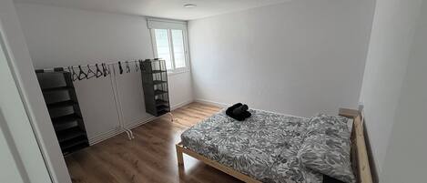 3 chambres, lit de bébé portatif, Wi-Fi, literie fournie