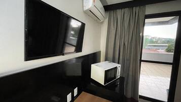 Deluxe Apartment, Balcony, Garden View | Interior