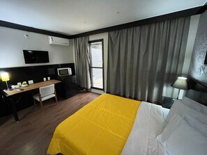 Appartamento Deluxe, balcone, vista giardino | Una cassaforte in camera, tende oscuranti, ferro/asse da stiro