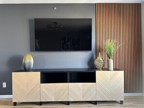 Interior - Fabulous 3-bedroom apartment with AC in vibrant Newark (Newark)