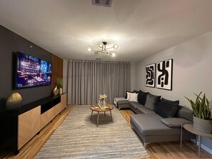 Living area - Fabulous 3-bedroom apartment with AC in vibrant Newark (Newark)