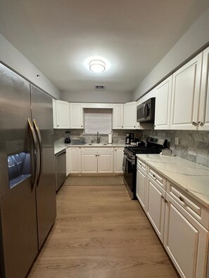 Private kitchen - Fabulous 3-bedroom apartment with AC in vibrant Newark (Newark)