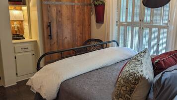 Tabla de planchar con plancha, wifi y ropa de cama