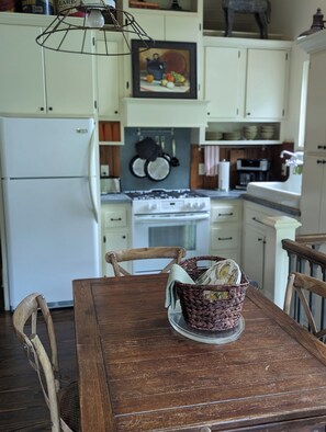 Microwave, oven, stovetop - Beautiful 2 Bedroom Apartment Farmhouse in Canton (Canton)