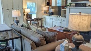 Una televisión, una chimenea