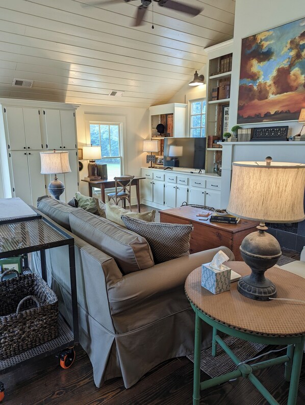 TV, fireplace - Beautiful 2 Bedroom Apartment Farmhouse in Canton (Canton)