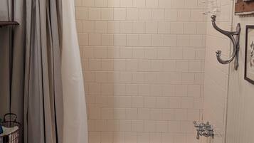Haartrockner, Handtücher, Seife, Toilettenpapier
