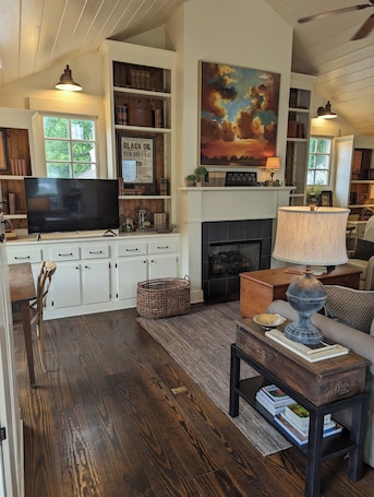TV, fireplace. Beautiful 2 Bedroom Apartment Farmhouse in Canton