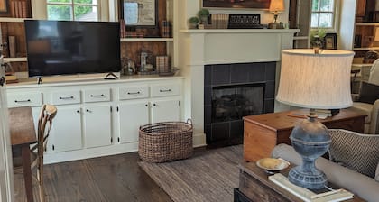 Beautiful 2 Bedroom Apartment Farmhouse in Canton