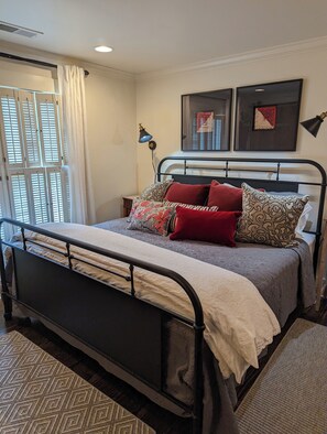 Iron/ironing board, WiFi, bed sheets - Beautiful 2 Bedroom Apartment Farmhouse in Canton (Canton)