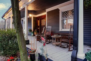 Terrace/patio - Grant Park 4BR Victorian Retreat Walk to Zoo & BeltLine - Private Parking Deck (Atlanta)