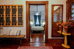 4 bedrooms, desk, iron/ironing board, travel cot - Grant Park 4BR Victorian Retreat Walk to Zoo & BeltLine - Private Parking Deck (Atlanta)