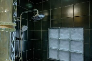 Shower, hair dryer, towels, soap - Grant Park 4BR Victorian Retreat Walk to Zoo & BeltLine - Private Parking Deck (Atlanta)