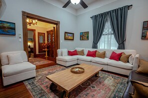 Smart TV, books - Grant Park 4BR Victorian Retreat Walk to Zoo & BeltLine - Private Parking Deck (Atlanta)