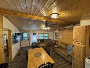 Living area - Amazing Waterfalls & Swim Hole at Dale Hollow Lake (albany)