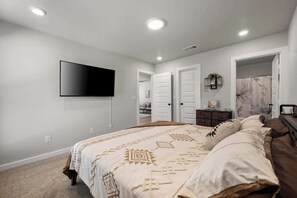 2 bedrooms, iron/ironing board, WiFi, bed sheets - The Potter's House - 2BR/2BA - Cozy New Build (Lubbock)