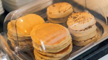 Un recipiente de plástico transparente con varias tortitas.