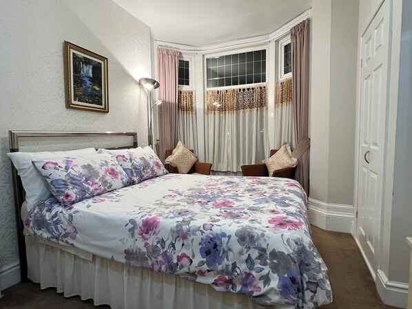 Double Room, Beach View | Free WiFi - seaview guest house (Southport)