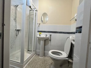 Shower, free toiletries, hair dryer, towels - seaview guest house (Southport)