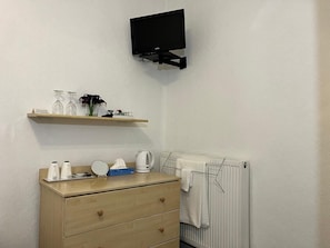 Chambre avec lits jumeaux, vue cour intérieure | Wi-Fi gratuit