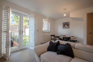 Televisión y oficina 