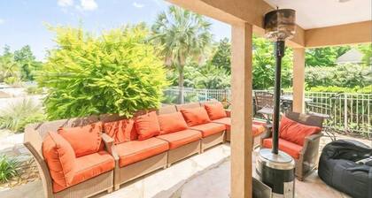 3 bedroom apartment with sauna and game room AC/Heat and pool access/laundry