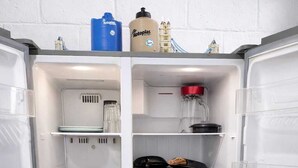 Una cocina bien organizada con recipientes de almacenamiento transparentes, una cafetera y diversos utensilios de cocina.