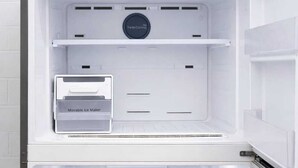 Refrigerador blanco con dispensador de hielo móvil y tecnología de doble enfriamiento.