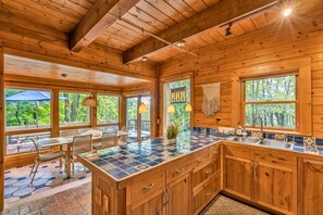 Fridge, microwave, oven, stovetop - Little Creek Retreat close to Boone & Blowing Rock (Boone)
