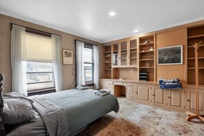 5 bedrooms, iron/ironing board, WiFi, bed sheets