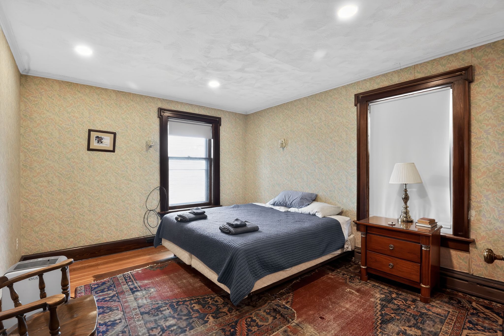 5 bedrooms, iron/ironing board, WiFi, bed sheets