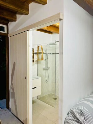 Dusche, Haartrockner, Handtücher, Seife