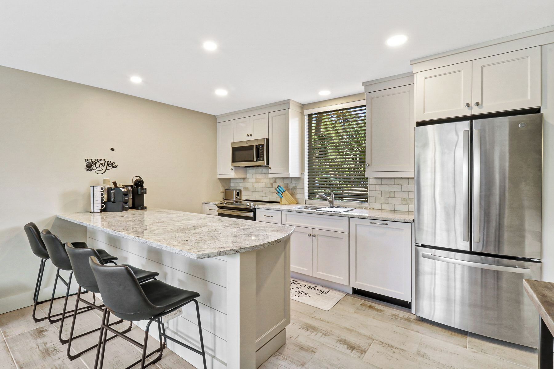 冷蔵庫、電子レンジ、オーブン、コンロ