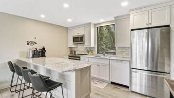 KĂŒhlschrank, Mikrowelle, Ofen, Herdplatte